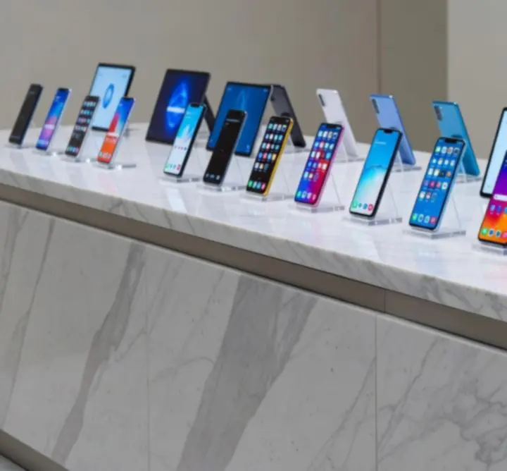 Kijelzőn megjelenő különböző mobiltelefon márkák logói